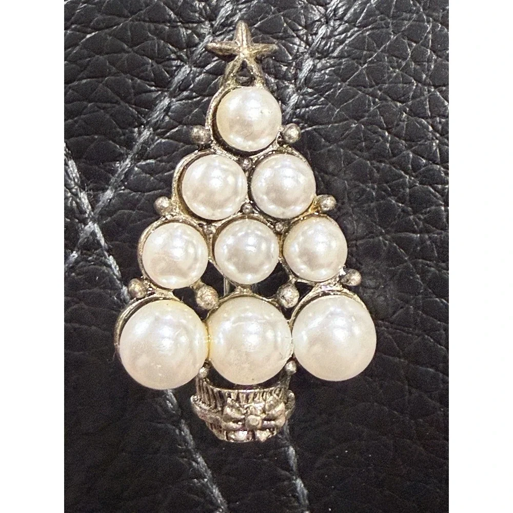 Vintage Pearl Christmas Tree Brooch Silver Tone Holiday Pin
